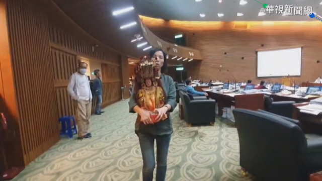 憂文化節排擠預算 議員請媽祖進議會