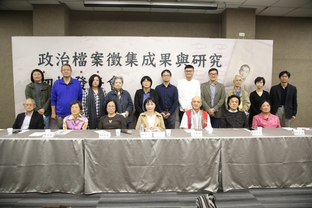 家屬、學者合照。(促轉會提供)