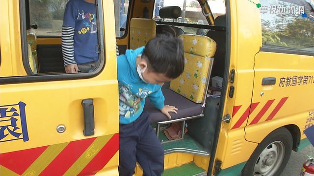 孩童恐解不開 娃娃車未強制裝安全帶