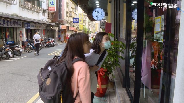 保護傘餐廳重開民眾挺 游錫堃送花籃