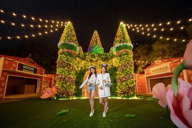 新北歡樂耶誕城試點燈 民眾搶拍照