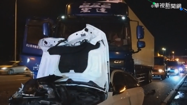 國1南下鼎金路段 3車連撞女乘客傷