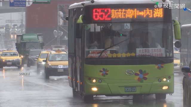 19歲屁孩深夜「偷走整台公車」一路亂撞遭警逮