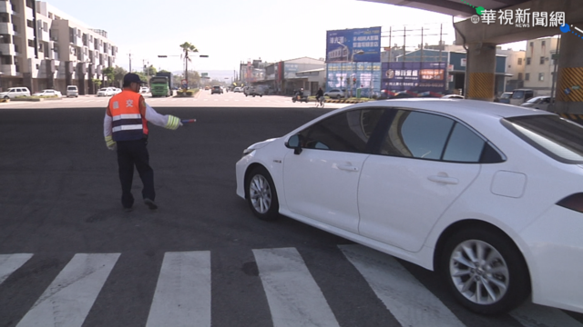 不服指揮靠邊停 休旅車險撞上義交