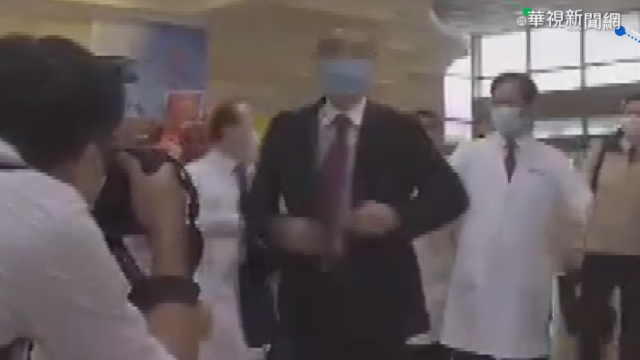 馮世寬現身榮總 應要求重現「脫衣」