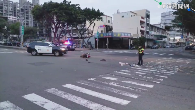 機車闖紅燈撞客運 騎士當場倒地命危!