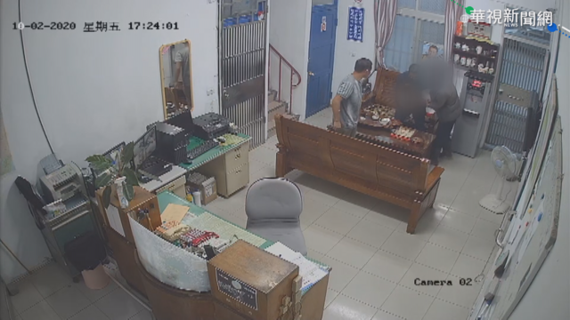 吃熱狗被噎到 父抱10月大女嬰求救