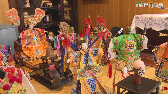 從小愛布袋戲 水電商收藏200多尊戲偶