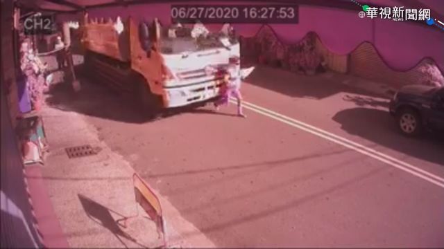 疑大霧阻視線! 嘉義警騎車與老翁碰撞