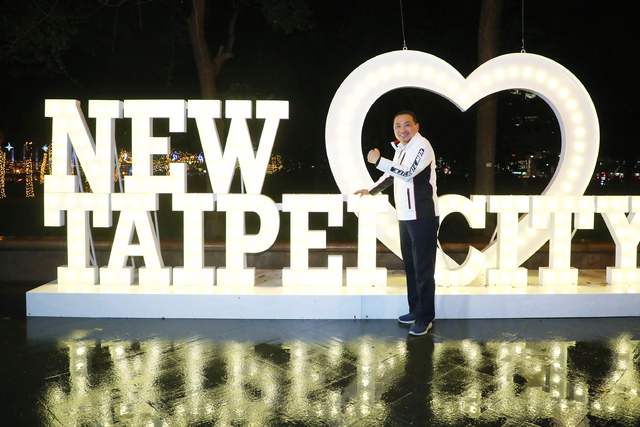 新北耶誕城正式開城！侯友宜：快樂節日別忘防疫