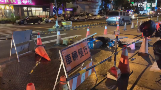疑燈光昏暗 女雙載衝撞入施工圍籬