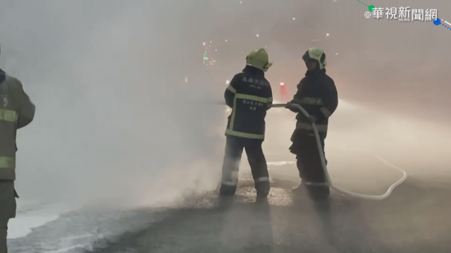 名車停路邊起火燃燒 幸無人傷亡