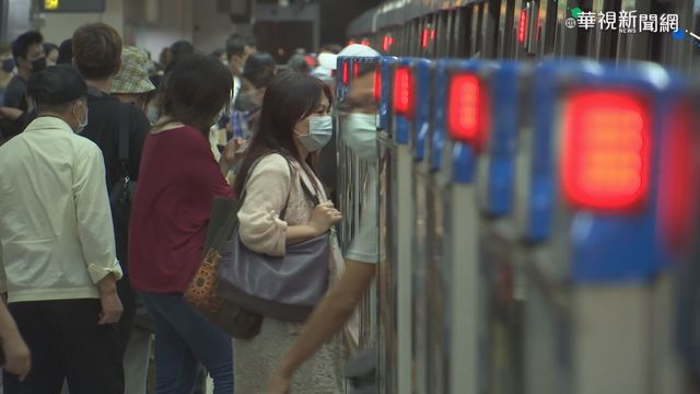 女身掛寵物蛇搭北捷 尖峰時間引注目!