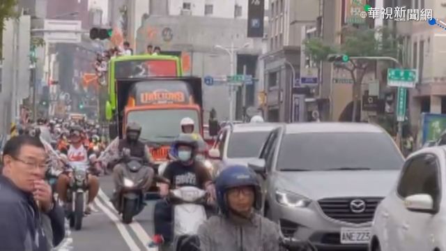 統一獅封王遊行 數千人湧台南棒球場