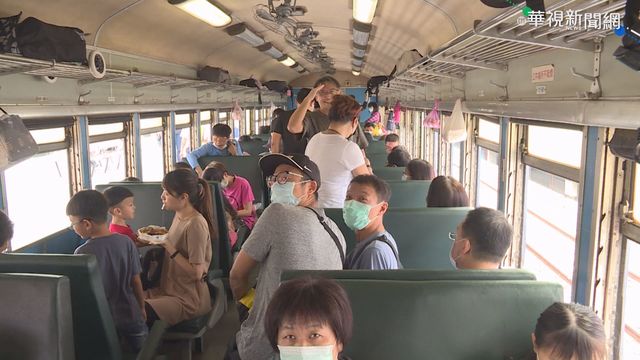 搶搭藍皮普快列車 人龍排到車站外