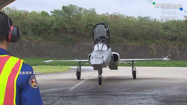 F-5特檢後首飛 空軍司令同乘飛行