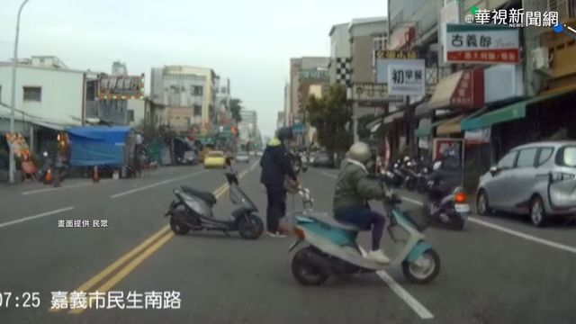 騎士臨停擋路中 護送老奶奶過馬路