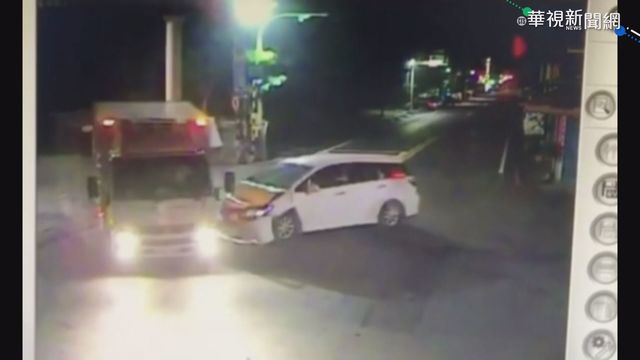 屏東潮州暗夜車禍 休旅車撞翻小貨車