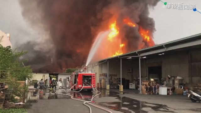 屏東資源回收廠大火 濃煙直竄天際