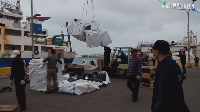 澎湖查扣大批中國私菸 出動吊車搬運