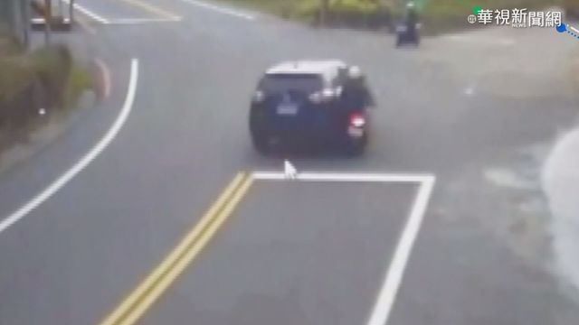 轎車Y字路口超車 碰撞機車騎士傷
