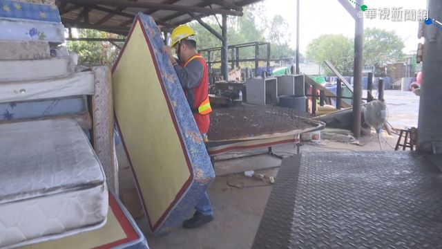 回收車未綁緊 2張床墊噴飛險砸後車