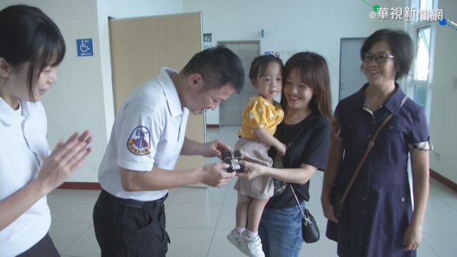 救護員救回早產娃 3年後母帶女道謝