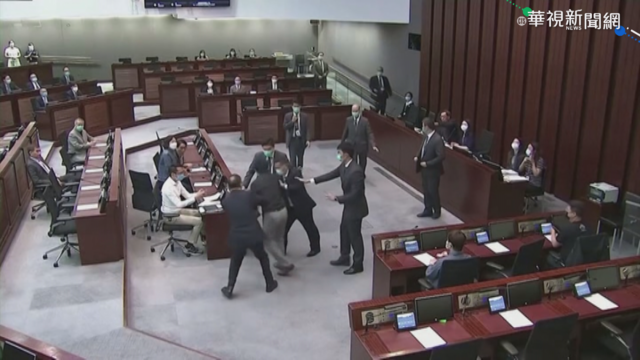 涉立法會潑臭水 港3名前議員遭捕