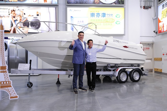 好市多北台中店開幕 顧客捧現金秒殺「157萬遊艇」