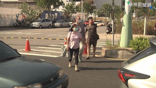 新賣場三角錐擺斑馬線 害行人無路走