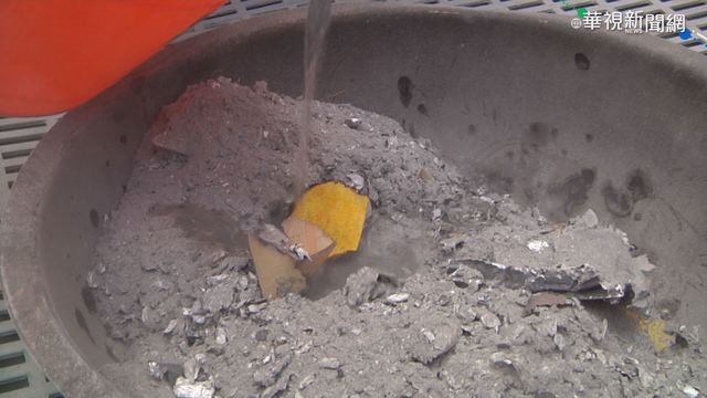 垃圾袋中有香灰 擠壓爆炸噴清潔隊員