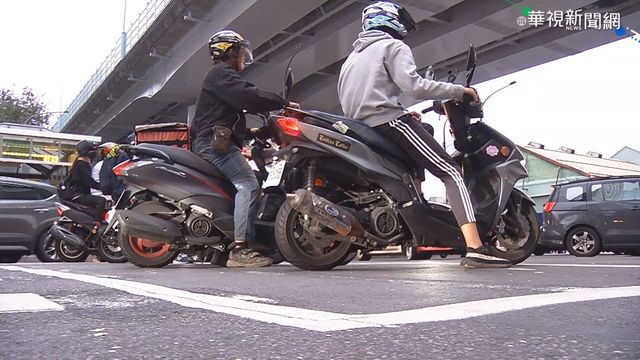 不滿改設兩段式左轉 機車族怒吼!