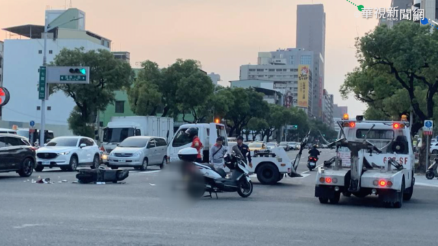 騎士被撞躺路中間 拖吊車神救援