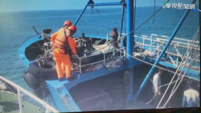 越界中國船拒檢逃逸 海巡登船押回