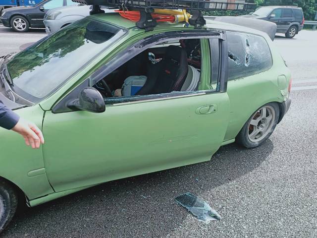 變換車道被按喇叭氣炸 2駕駛竟「國道下車互毆」