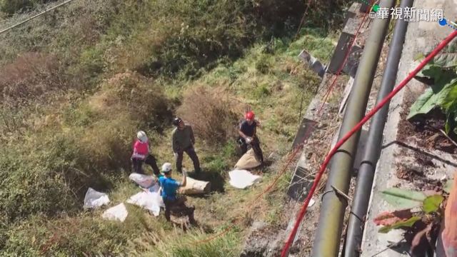 用行動護台灣! 志工垂降清山谷垃圾