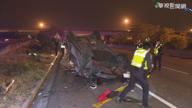 疑未繫安全甩飛 國道翻車4死2輕重傷