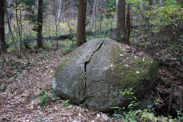 激似《鬼滅之刃》中的巨石！日本景點吸引多人朝聖