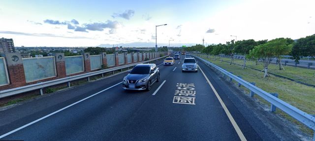 載假乘客闖關高乘載 網友PO文炫耀