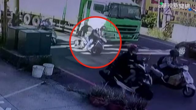 嚇! 機車騎士突倒地 遭大貨車輾斃