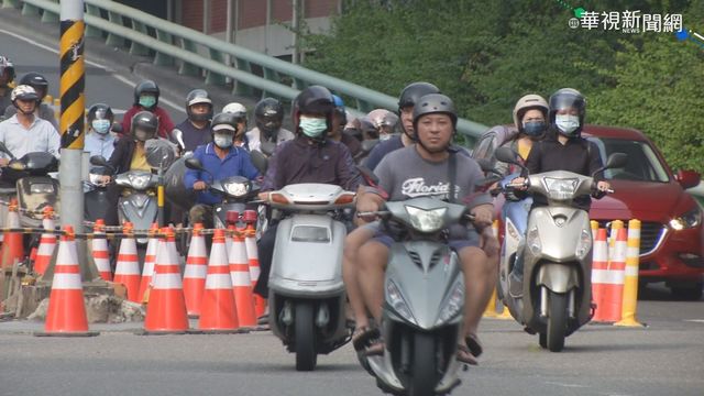 民族陸橋開拆 紅燈太久塞成機車瀑布