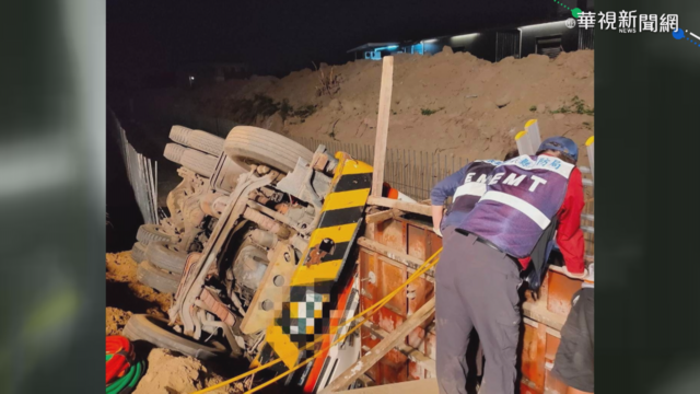 混擬土預拌車摔水溝 受困司機獲救