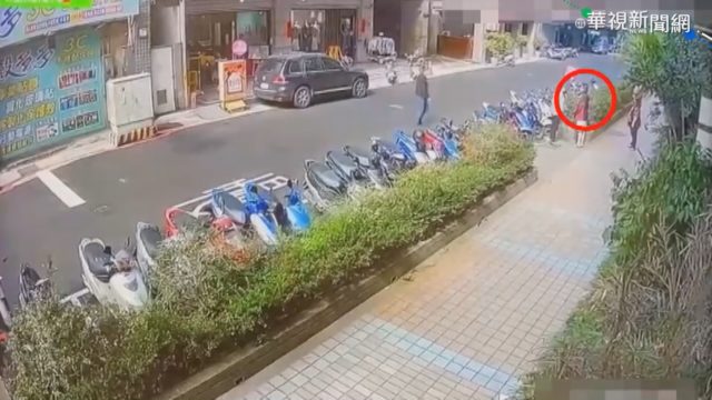 醉女大白天強抱嬰 母急阻止爆拉扯