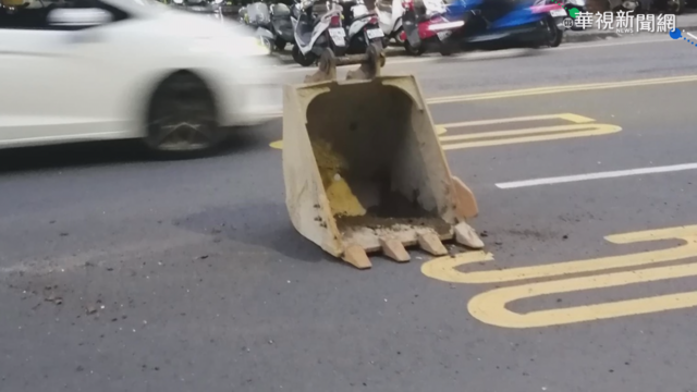 怪手挖斗突掉落 後方騎士險被砸