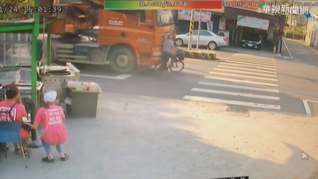 視線死角+未待轉 砂石車輾斃單車男