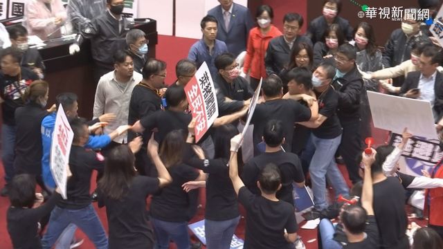 朝野議場對峙 藍委潑豬內臟爆衝突