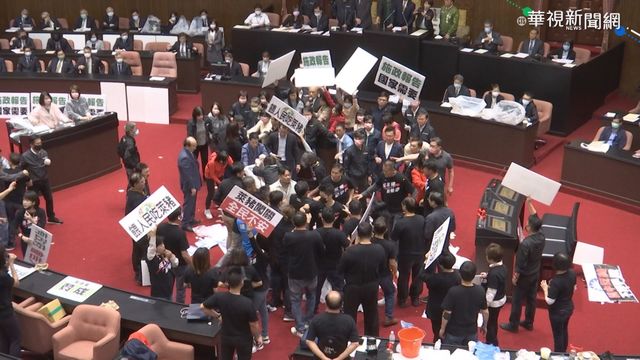 藍委丟豬內臟抗議 綠委撿起甩回去