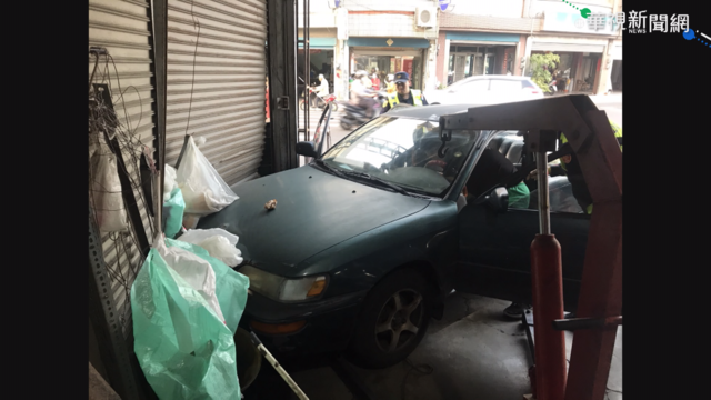 疑低血糖不適 糖友駕車撞進保養廠