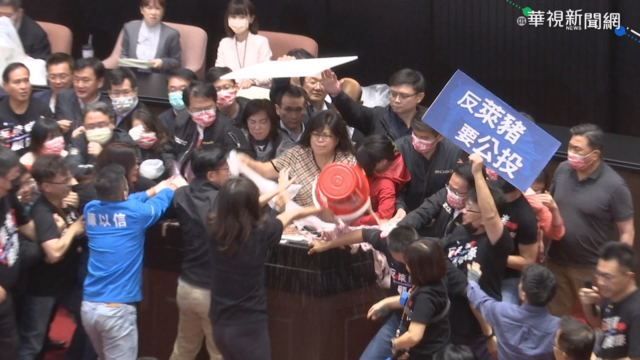 大打出手扔豬內臟 立院醜態再登外媒