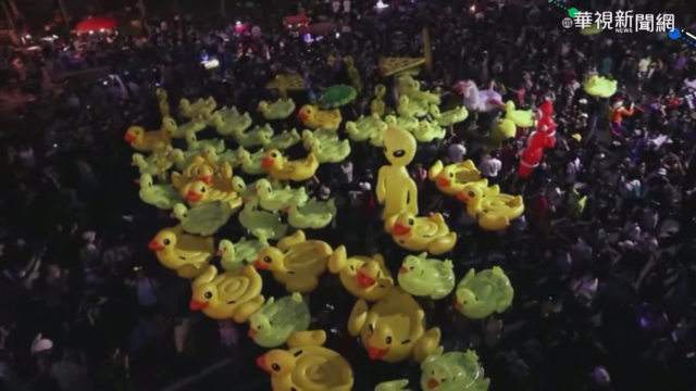 泰國曼谷示威再起 ｢黃色小鴨｣爭民主